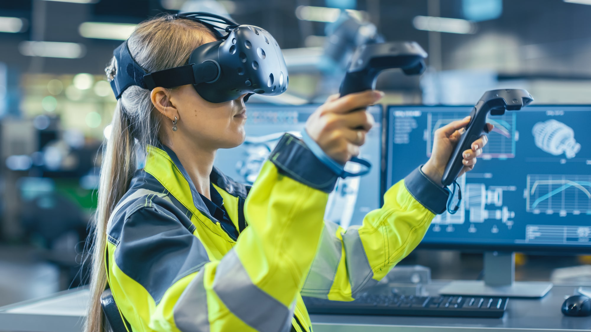 She controls. Виртуальная реальность в экономике. Удаленный эксперт VR. Electrical Safety VR Training. Woman VR-Training.